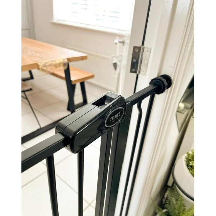 Safetots Extrahoher Metall-Sicherheitsgitter, Druckmontage, 75cm - 82. 6cm, Mattschwarz, 104cm Höhe, Extrahohe Treppengitter, Gitter für hohe Babys, Einfache Installation – Bild 6