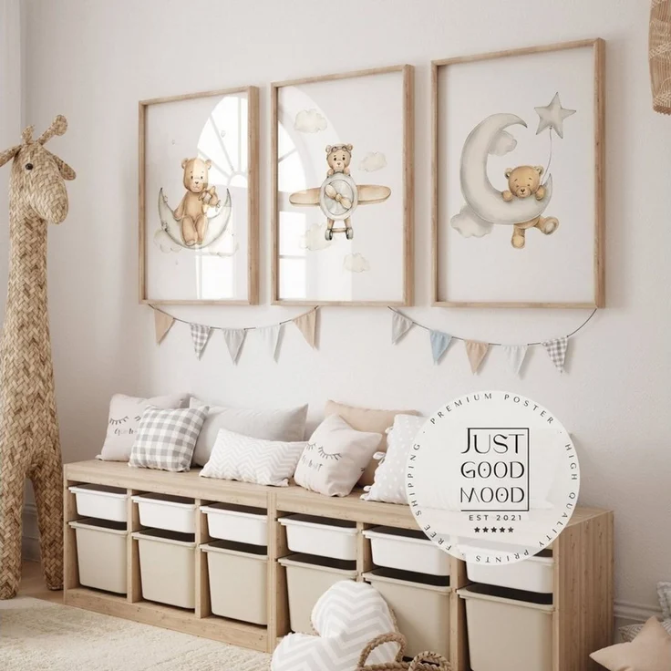 JUSTGOODMOOD Poster Kinderzimmer Bilder Geschenkidee für Kinder Teddy Bären Flugzeug Pilot, B (1 St) – Bild 1
