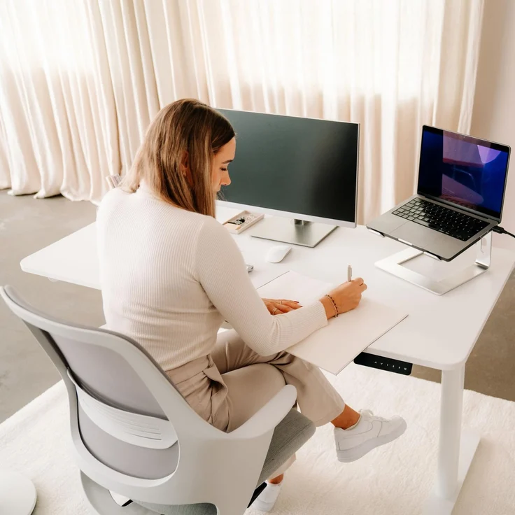 Ergotopia Desktopia One I Elektrisch höhenverstellbarer Schreibtisch I Tischplatte: 138x65cm, Schwarz Dekor I Gestell Weiß I Top Preis-Leistung – Bild 7