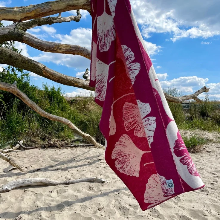 WoolOnly Wendedecke Wolldecke Plaid aus Norwegischer Wolle 130x200 cm (Ginkgo Himbeeren Magenta) – Bild 3