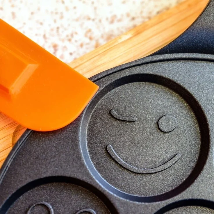 Relaxdays Pancake Pfanne mit Gesichtern, Aluminium schwarz, je Ø 8 cm – Bild 2