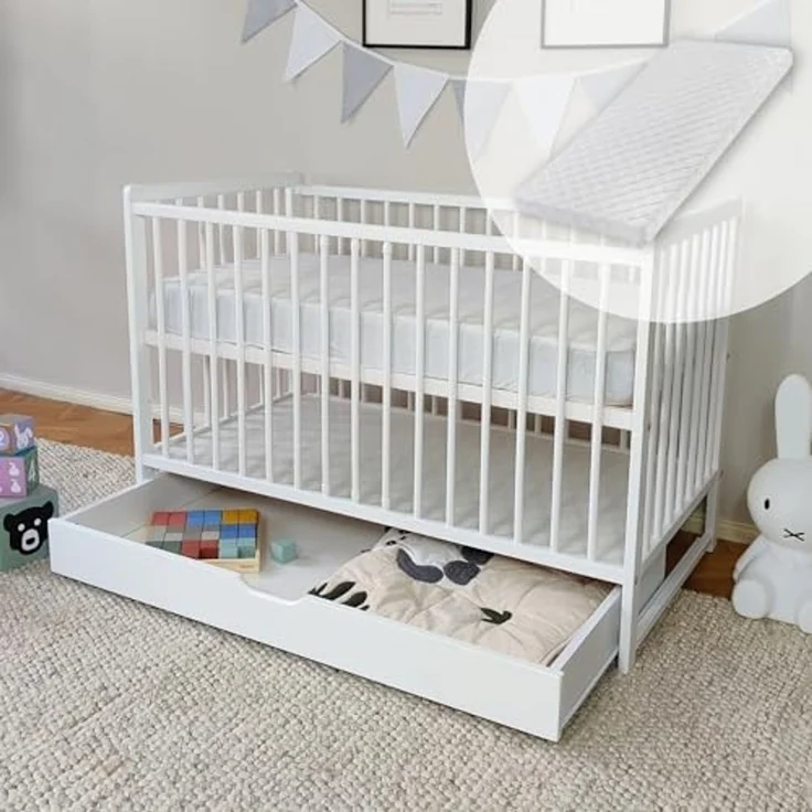 Kids Collective Babybett Kinderbett Gitterbett 60x120 cm Set mit Matratze & Schublade, höhenverstellbarer Lattenrost & abnehmbare Sprossen, weiß, Vollholz – Bild 1
