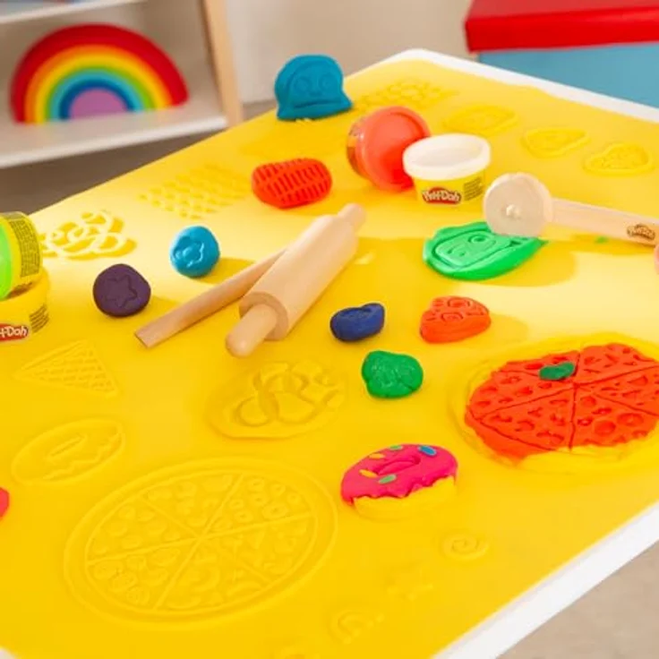 Roba Kreatives Sitzgruppen-Set Roba + Play-Doh, Tisch und Stuhl aus FSC-zertifiziertem Holz, 3D-Spielmatte 50 x 55 cm, inkl. 6 Dosen Knetmasse, Teigrolle, Pizzaschneider & Modelierwerkzeug – Bild 6