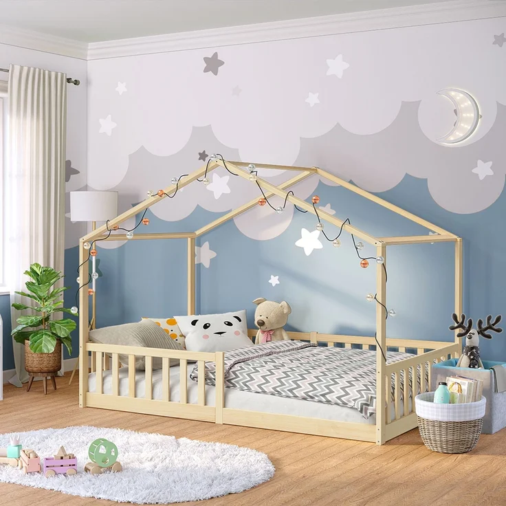 Bellabino 'Bia' Hausbett 120x200 cm, natur, Kiefer Massivholz, Bodenbett in Hausoptik, Montessori Kinderbett mit Rausfallschutz und Lattenrost – Bild 1