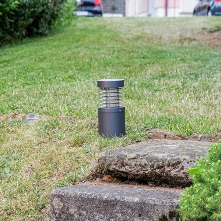 Lucande LED Wegeleuchte, 26,5 cm Sockelleuchte grafitgrau, IP54, 1x15W warmweiß (3.000K), energiesparend für Garten und Terrasse – Bild 3
