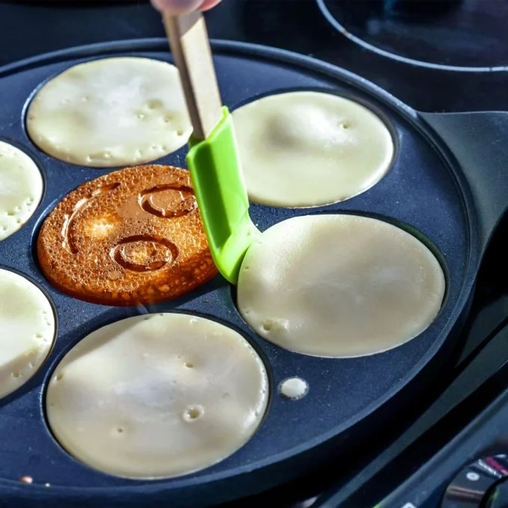 Relaxdays Pancake Pfanne mit Gesichtern, Aluminium schwarz, je Ø 8 cm – Bild 3