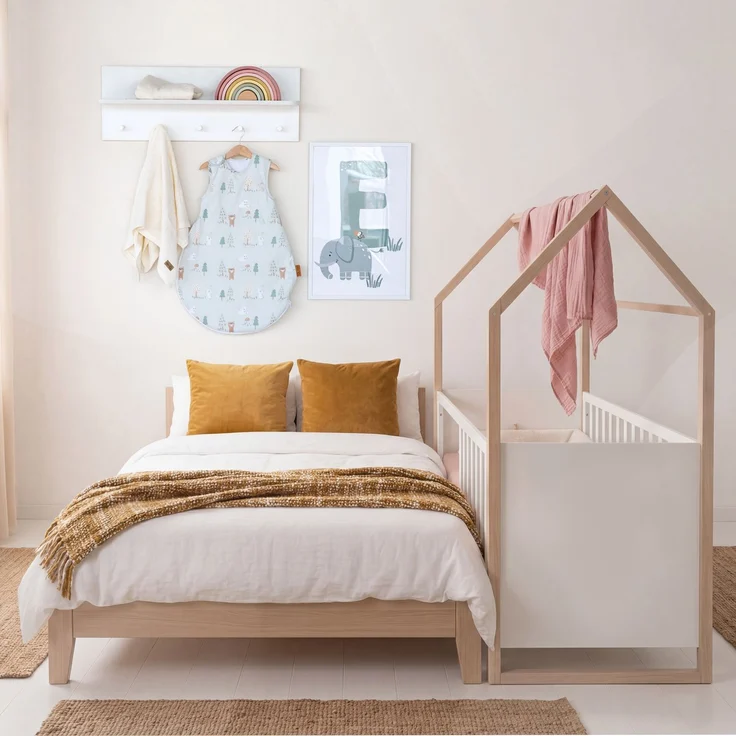 roba Kinderzimmerset Noah - Babyzimmer Set mit Baby- & Beistellbett 60 x 120 cm, Wickelkommode und 3-türigem Kleiderschrank - Weiß & Cashmere – Bild 4