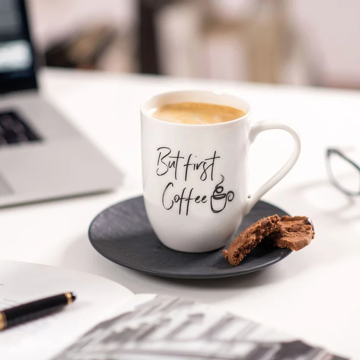 Villeroy & Boch Statement Becher mit Henkel But First Coffee – Bild 2