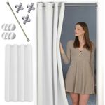 tinycurtains Türvorhang mit Stange silber 70-120 cm Thermo Vorhang ohne Bohren, blickdicht, Ösen, abdunkelnd, Polyester, weiß Purity, Türgardine mit Klemmstange Raumtrenner verdunkelnd