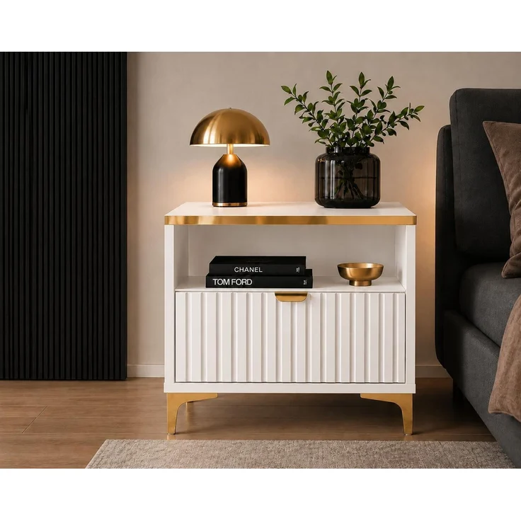 KRISAN MÖBEL Millie Nachttisch mit geriffelter Front Weiß und goldenen Metallfüßen 42x45x30 cm Weiß, Gold – Bild 2
