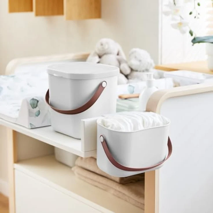 Rotho Babydesign Mini-Windelsammler YUMA - aus recyceltem Kunststoff, hygienisch & umweltfreundlich – mit Deckel & Tragegriff, weiss, 6 Liter – Bild 5