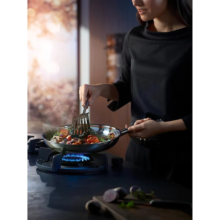 WMF Profi Resist Bratpfanne Induktion 28 cm, Mehrschichtmaterial beschichtet, Wabenstruktur, Edelstahlgriff, backofenfest – Bild 2