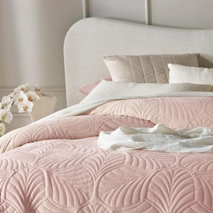 ROOM99 Feel Elegante Tagesdecke in Puderrosa 200x220 cm Vielseitige Wohndecke Bettüberwurf oder Sofaüberwurf Überwurfdecke für Bett und Sofa Steppdecke Stil Ideal als Bedspread Velvet Samt – Bild 4