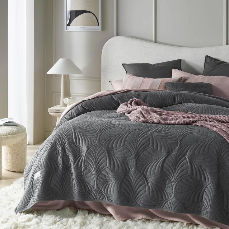 ROOM99 Feel Elegante Tagesdecke in Dunkelgrau 170x210 cm Vielseitige Wohndecke Bettüberwurf oder Sofaüberwurf Überwurfdecke für Bett und Sofa Steppdecke Stil Ideal als Bedspread Velvet Samt – Bild 1