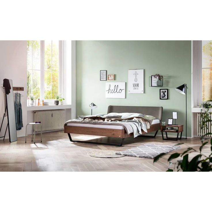 Hasena Massivholzbett Montieri Nussbaum mit Kufenfüßen 180x210 cm, Fußhöhe 20 cm – Lounge – Bild 2