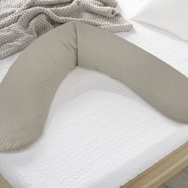 Theraline Das Original Stillkissen inkl. Bezug Taupe (Musselin) – Bild 6
