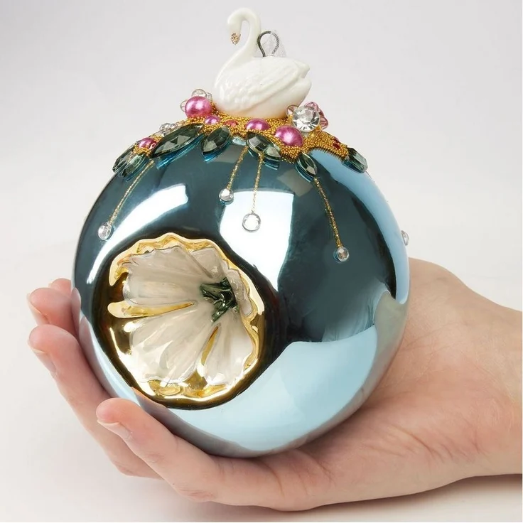 BRUBAKER Weihnachtsbaumkugel Premium Weihnachtskugel - Tiere mit Blumen - 10 cm Christbaumschmuck (1 St), Christbaumkugel aus Glas mit Perlen-Deko und Figur - Handdekoriert – Bild 3