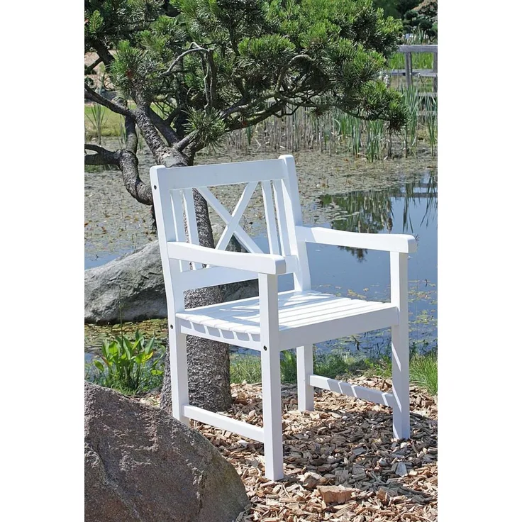 Armstuhl Malmö aus FSC 100%, lackiert, white washed