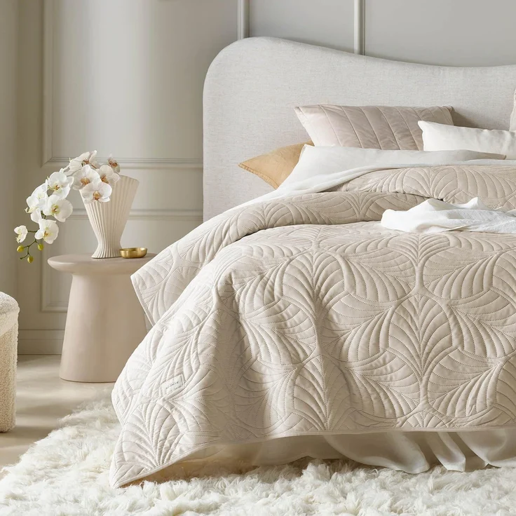 ROOM99 Feel Elegante Tagesdecke in Creme 200x220 cm Vielseitige Wohndecke als Bettüberwurf oder Sofaüberwurf Überwurfdecke für Bett und Sofa Steppdecke Stil Ideal als Bedspread Velvet Samt – Bild 1