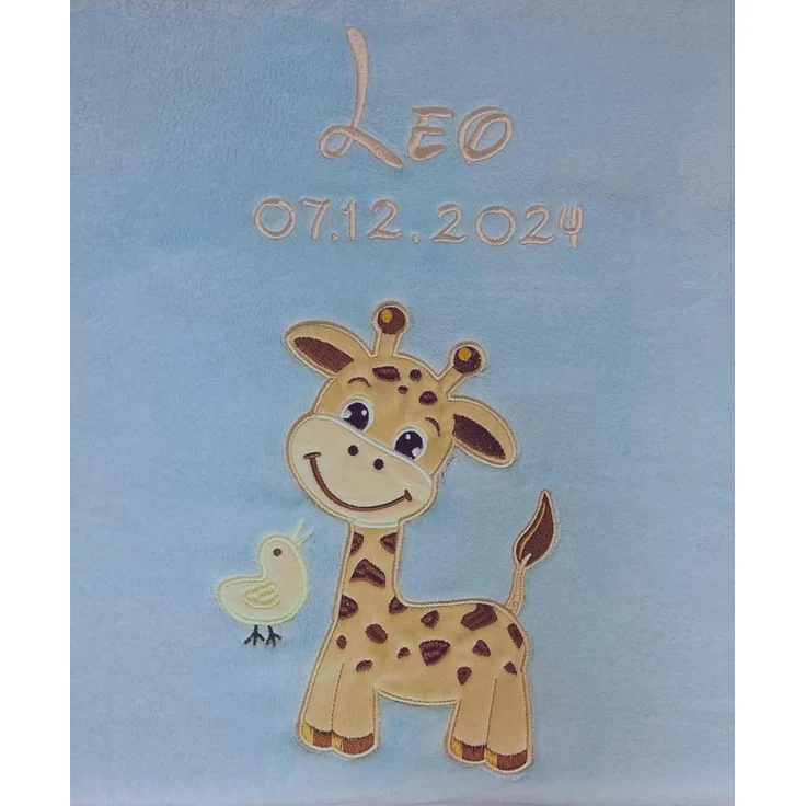 KIDDI-MEDIA Babydecke mit Name und Geburtsdatum Bestickt/kuschelig weich / 1A Qualität (Hellblau - Giraffe)
