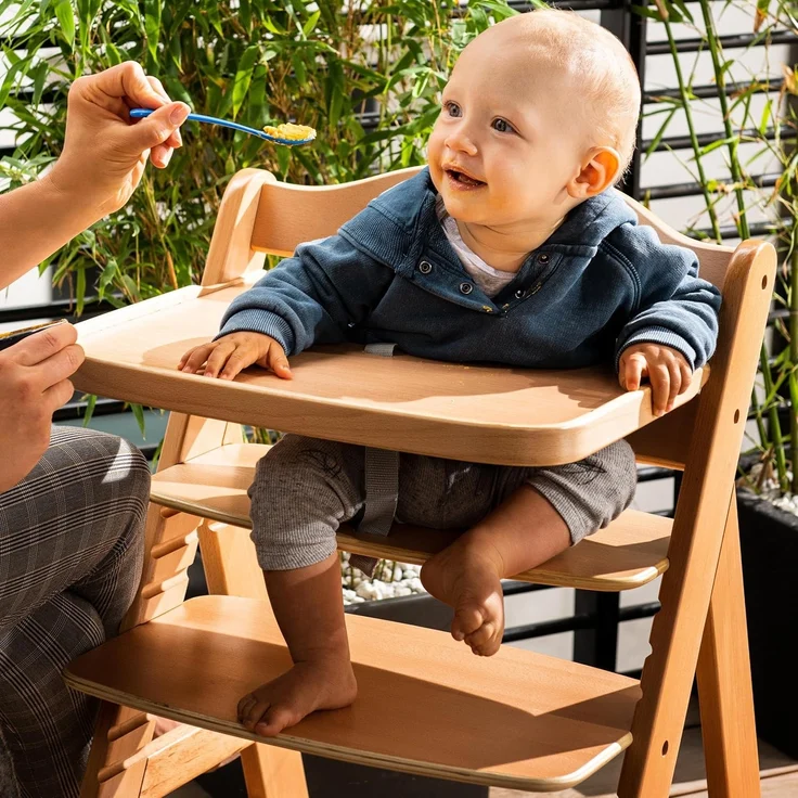 Hauck Hochstuhl Set Alpha Plus Move inkl. Essbrett, Sitzkissen und 2x Babyteller Silikon - mitwachsender Holz Babystuhl / Kinderhochstuhl mit Rollen, Gurt und Tisch - Natur Beige – Bild 10