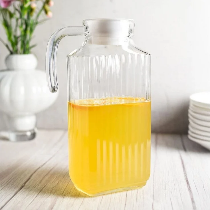 Glaskaraffe 1,8 Liter mit Deckel & Henkel – Saftkrug mit strukturierter Oberfläche – Wasserkaraffe aus Glas, tropffreier Ausgießer, spülmaschinengeeignet – für Wasser, Saft & Getränke – Bild 1
