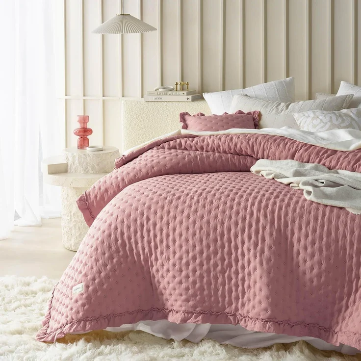 ROOM99 Molly Elegante Tagesdecke in Rosa 170x210 cm Vielseitige Wohndecke als Bettüberwurf oder Sofaüberwurf Überwurfdecke für Bett und Sofa Steppdecke Stil Ideal als Bedspread – Bild 1