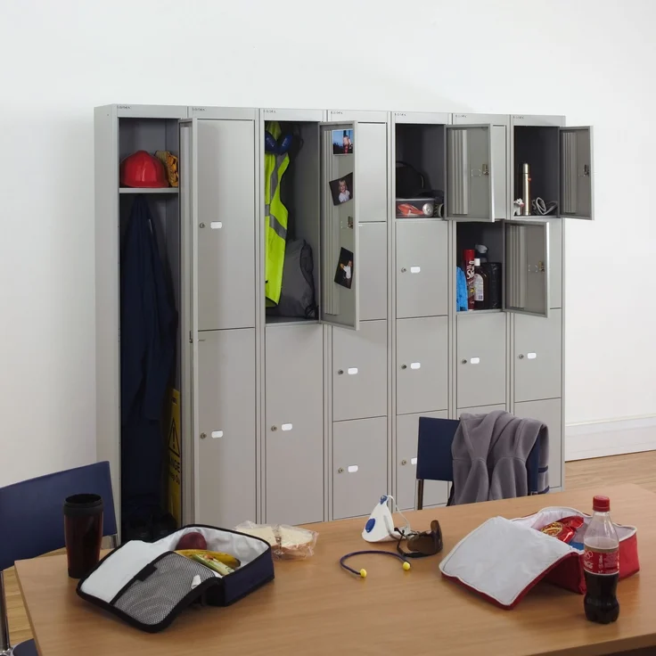 Bisley Garderobenschrank Office mit Schloss aus Stahlblech, 4 Fächer - Spind abschließbar für Sportzeug, Kleidung & Co. - Tiefe: 45,7 cm - Farbe: verkehrsweiß, CLK184-696 – Bild 4