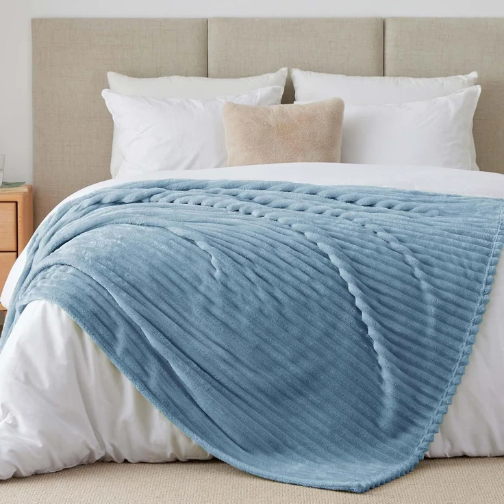 BEDELITE Kuscheldecke Flauschig Decke Groß - weiche Flanell Decken Blau 220x240 für Bett, Deko Streifen Cord Fleecedecke Hellblau als Tagesdecke für Schlafzimmer, XXL Blanket Wide Use