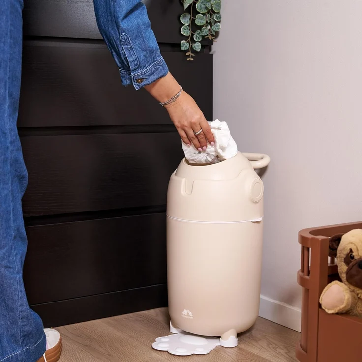 Bebeconfort geruchsdichter Windeleimer Größe M, Windeleimer, Deckel geruchsdicht, für alle Müllbeutel, für bis zu 20 Windeln, Bedienung mit einer Hand, praktische Größe, leicht zu reinigen, Sand – Bild 10