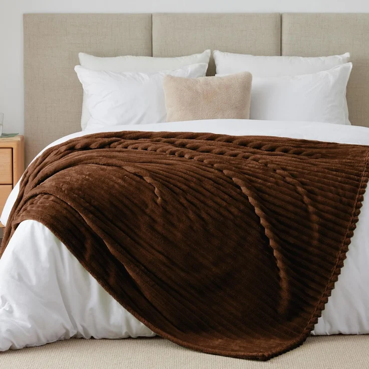 BEDELITE Kuscheldecke Flauschig Decke Groß - weiche Flanell Decken Dunkelbraun 220x240 für Bett, Deko Streifen Cord Fleecedecke als Tagesdecke für Schlafzimmer, XXL Blanket Wide Use