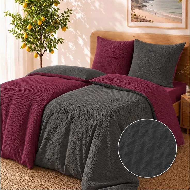 Malika Bettwäsche aus 100 % Mikrofaser, 1 x 155 x 220 + 1 x 80 x 80 cm, Seersucker, Bordo-Grau, Seersucker, 2 teilig, Für Allergiker geeignet, pflegeleicht, angenehm weicher Stoff – Bild 1