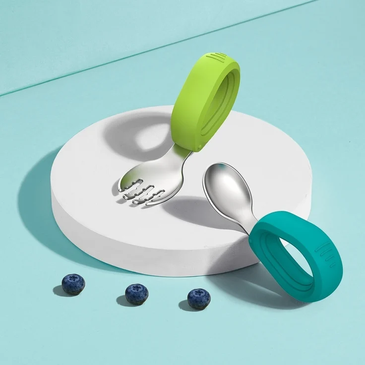 ABC Babygeschirr-Set aus Edelstahl 316, bestehend aus Babylöffel und -gabel, Silikon-Löffel- und -Gabelset mit kurzem Griff und Aufbewahrungsbox – Blau + Grün – Bild 1