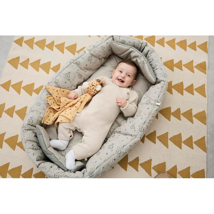 Sterntaler Babynest Giraffe & Löwe – Weiches Kuschelnest aus Baumwoll-Mischgewebe – Beidseitig nutzbar & wandelbar zur Krabbeldecke – Mit Schlaufen für Spielzeug – Baby und Kleinkind Spielzeug, Ocker – Bild 8