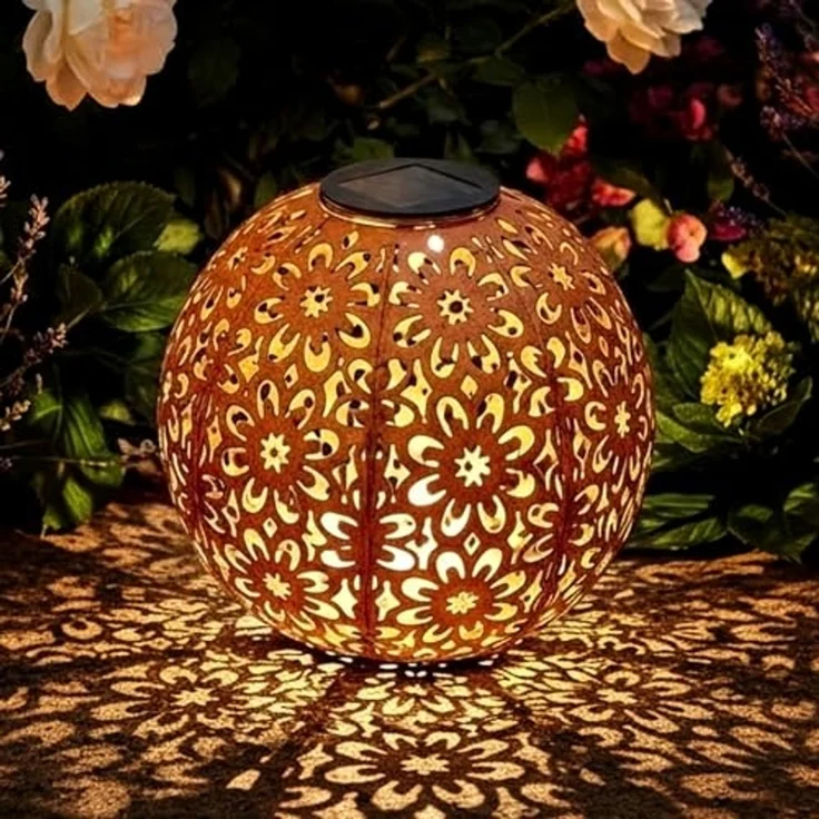 Spetebo LED Solarleuchte Solar Gartenkugel aus Metall in Rost-Optik - 20 cm, mit Einschaltautomatik, LED fest integriert, warm weiß, LED Garten Deko Kugel Leuchte mit Erdspieß – Bild 1