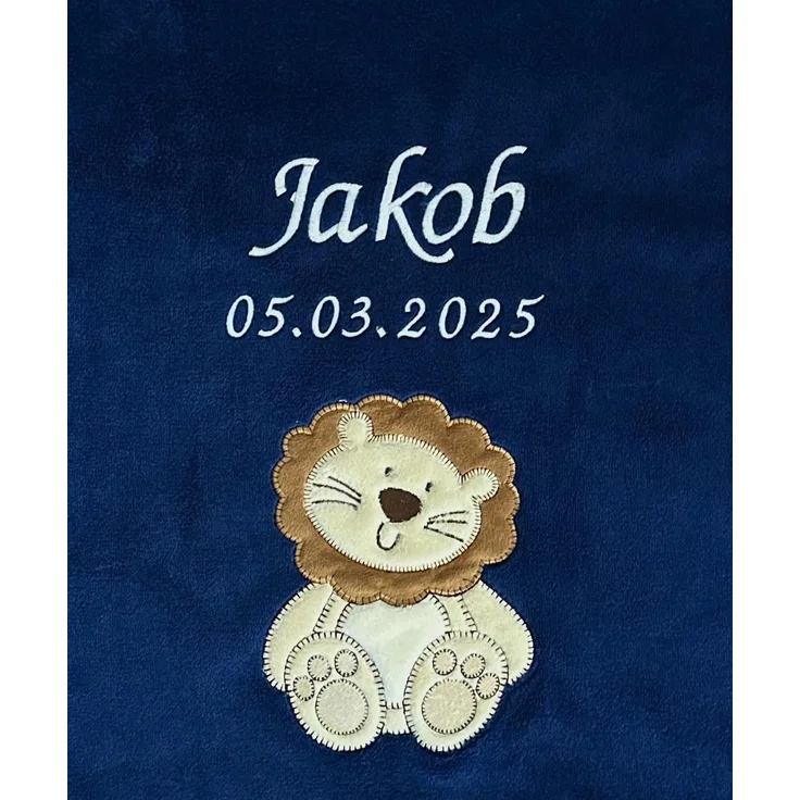 KIDDI-MEDIA Babydecke mit Name und Geburtsdatum Bestickt/kuschelig weich / 1A Qualität (Navyblau - Löwe)
