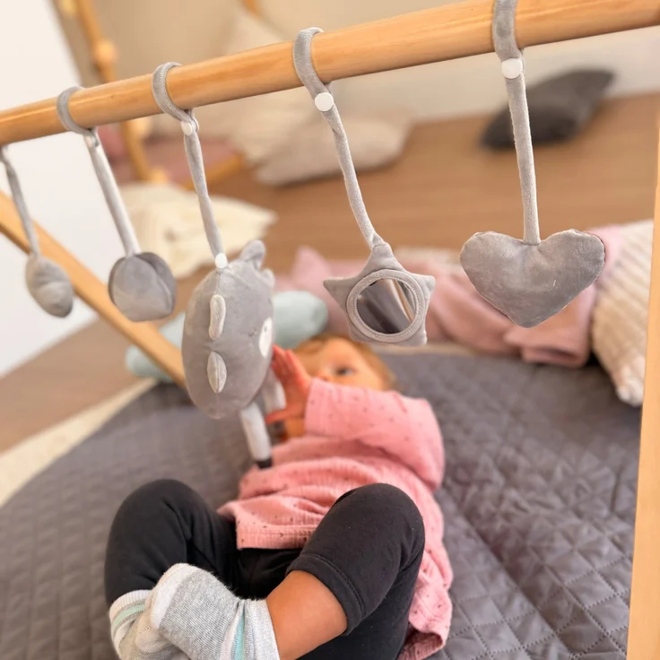 roba Baby-Spielbogen nach Montessori - Baby Gym & Activity Center aus Holz - Spieltrapez ab 3 Monaten zum Anhängen von Spielsets - Natur – Bild 9