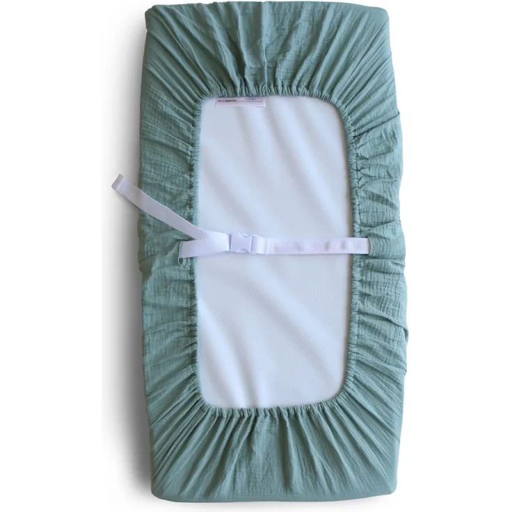 Mushie Waschbar Wickelauflagenbezug | Wickelauflagehbezug 70x45 cm, Passend für Standard-Wickelauflage | Verstellbare Sicherheitsgurte (Roman Green)