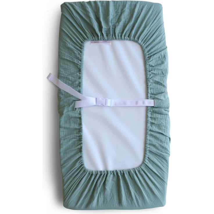 Mushie Waschbar Wickelauflagenbezug | Wickelauflagehbezug 70x45 cm, Passend für Standard-Wickelauflage | Verstellbare Sicherheitsgurte (Roman Green)