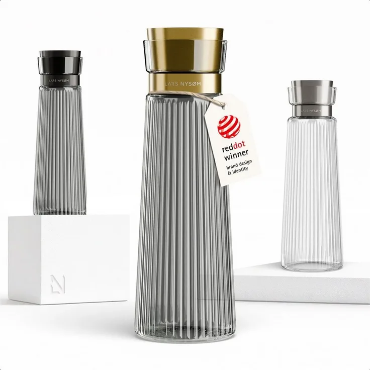 LARS NYSØM Wasserkaraffe Bækvand, (1-tlg), Glaskaraffe 1 l mit Edelstahldeckel und integriertem Sieb