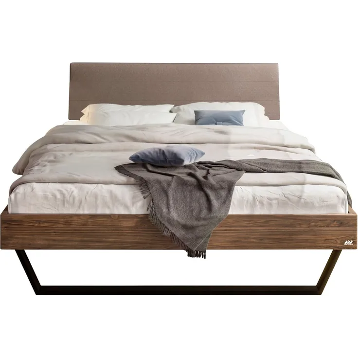 Hasena Massivholzbett Ariana Nussbaum mit Metallkufen, Bezug Pace Sand 160x210 cm, Fußhöhe 20 cm – Trento
