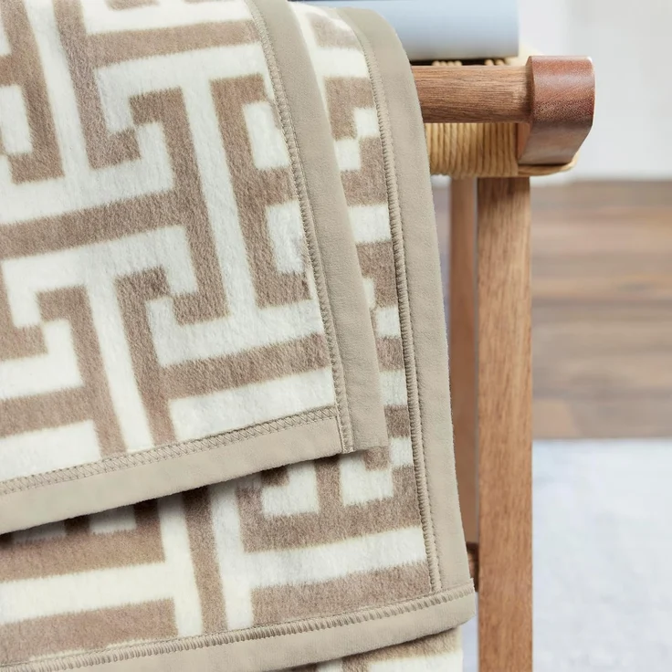Wohndecke Jacquard Decke Cambridge, IBENA, mit schlichtem Labyrinth-Monogramm – Bild 3