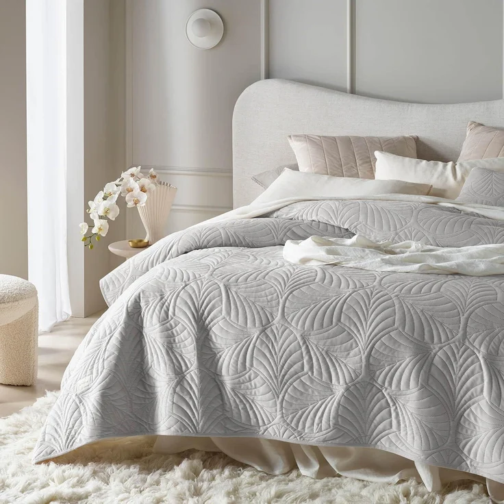 ROOM99 Feel Elegante Tagesdecke in Hellgrau 170x210 cm Vielseitige Wohndecke als Bettüberwurf oder Sofaüberwurf Überwurfdecke für Bett und Sofa Steppdecke Stil Ideal als Bedspread Velvet Samt – Bild 1