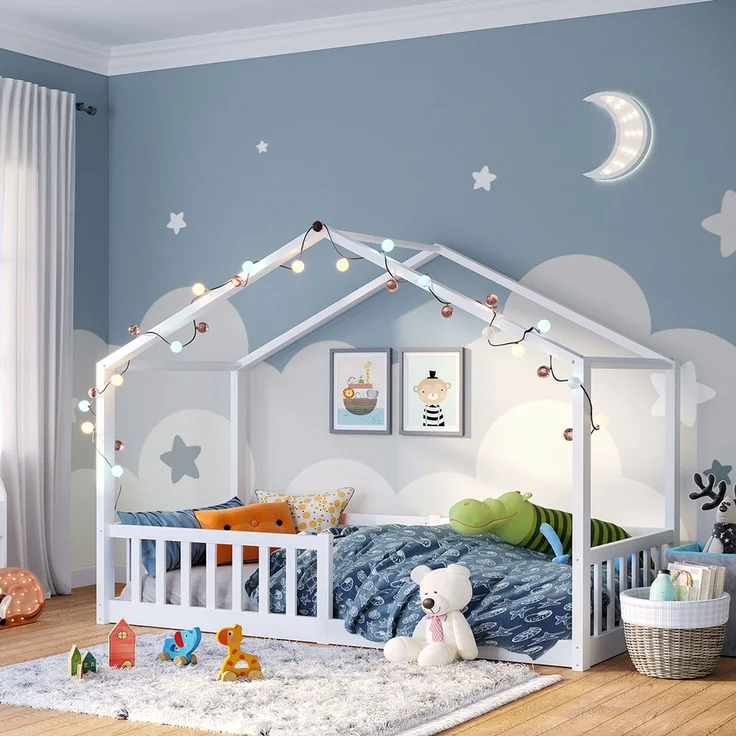 Bellabino 'Bia' Hausbett 80x160 cm, weiß, Kiefer Massivholz, Bodenbett in Hausoptik, Montessori Kinderbett mit Rausfallschutz und Lattenrost – Bild 1