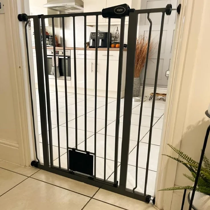 Bettacare Haustiergitter mit Verriegelbarer Katzenklappe, 68.5cm - 75cm, Schiefergrau, 104cm in der Höhe, Extra Hohes Haustier Sicherheitsgitter mit Katzenklappe, Einfache Installation – Bild 7