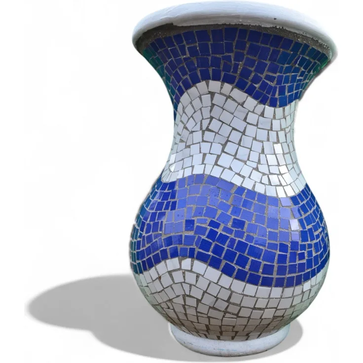 Magnolia L Vase– Wellenförmiges Mosaikdesign Blau – Höhe 75 cm – Ø 45 cm – Handgefertigt aus Beton & Keramik-Mosaik