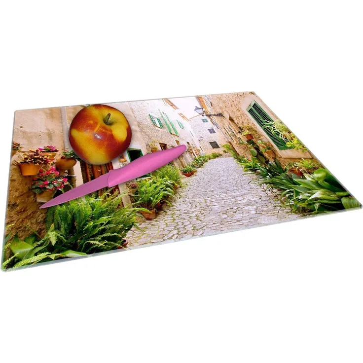Wallario Schneidebrett Südländische Gasse mit alten Häusern und grüner Oase, ESG-Sicherheitsglas, (inkl. rutschfester Gummifüße 4mm, 1-St), 30x40cm