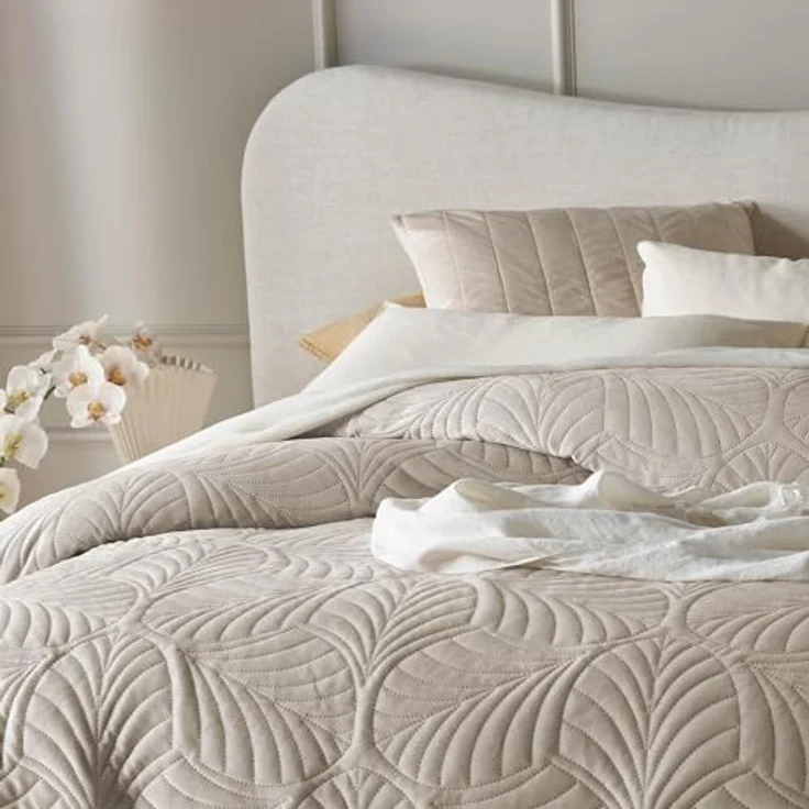 ROOM99 Feel Elegante Tagesdecke in Beige 170x210 cm Vielseitige Wohndecke als Bettüberwurf oder Sofaüberwurf Überwurfdecke für Bett und Sofa Steppdecke Stil Ideal als Bedspread Velvet Samt – Bild 7