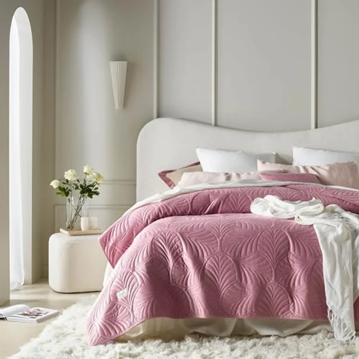ROOM99 Feel Elegante Tagesdecke in Rosa 170x210 cm Vielseitige Wohndecke als Bettüberwurf oder Sofaüberwurf Überwurfdecke für Bett und Sofa Steppdecke Stil Ideal als Bedspread Velvet Samt – Bild 3