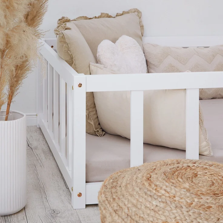 Kinderbett 90x200 Bodenbett mit Rausfallschutz Montessori Bett Kleinkindbett Holz Massiv Weiß Einzelbett Lattenrost Bettgestell – Bild 9